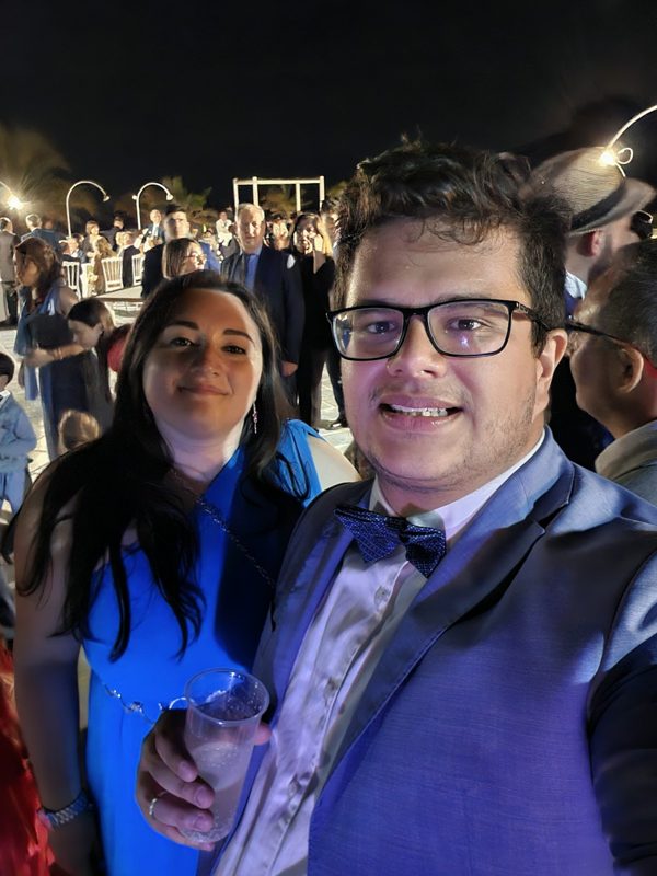 Pedro con il papillon e Marialuisa, eleganti a una festa di matrimonio