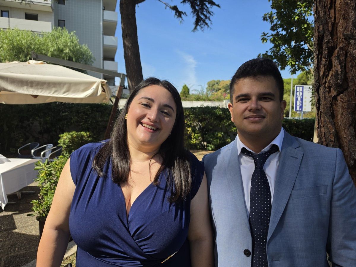 Pedro e Marialuisa, eleganti, all'aperto
