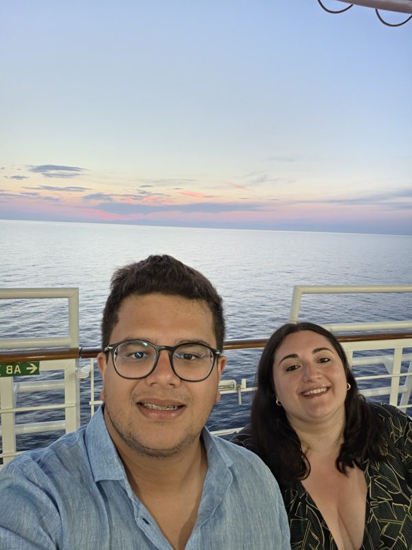 Pedro e Marialuisa al tramonto, sul mare